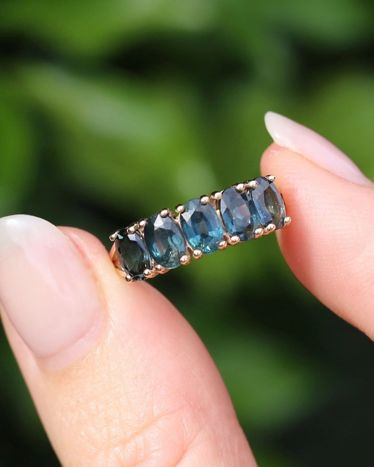 Vintage 3.25ct Five Stone Parti Sapphire Ring, 9ct Yellow Gold, size O1/2 or 7.5 with valuation, 3.05g