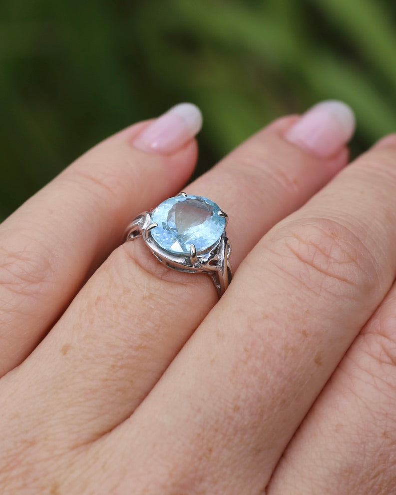 3.2ct Oval Natural Aquamarine in Celtic Inspired 18ct White Gold Ring, size L1/2 or 6, 3.11g