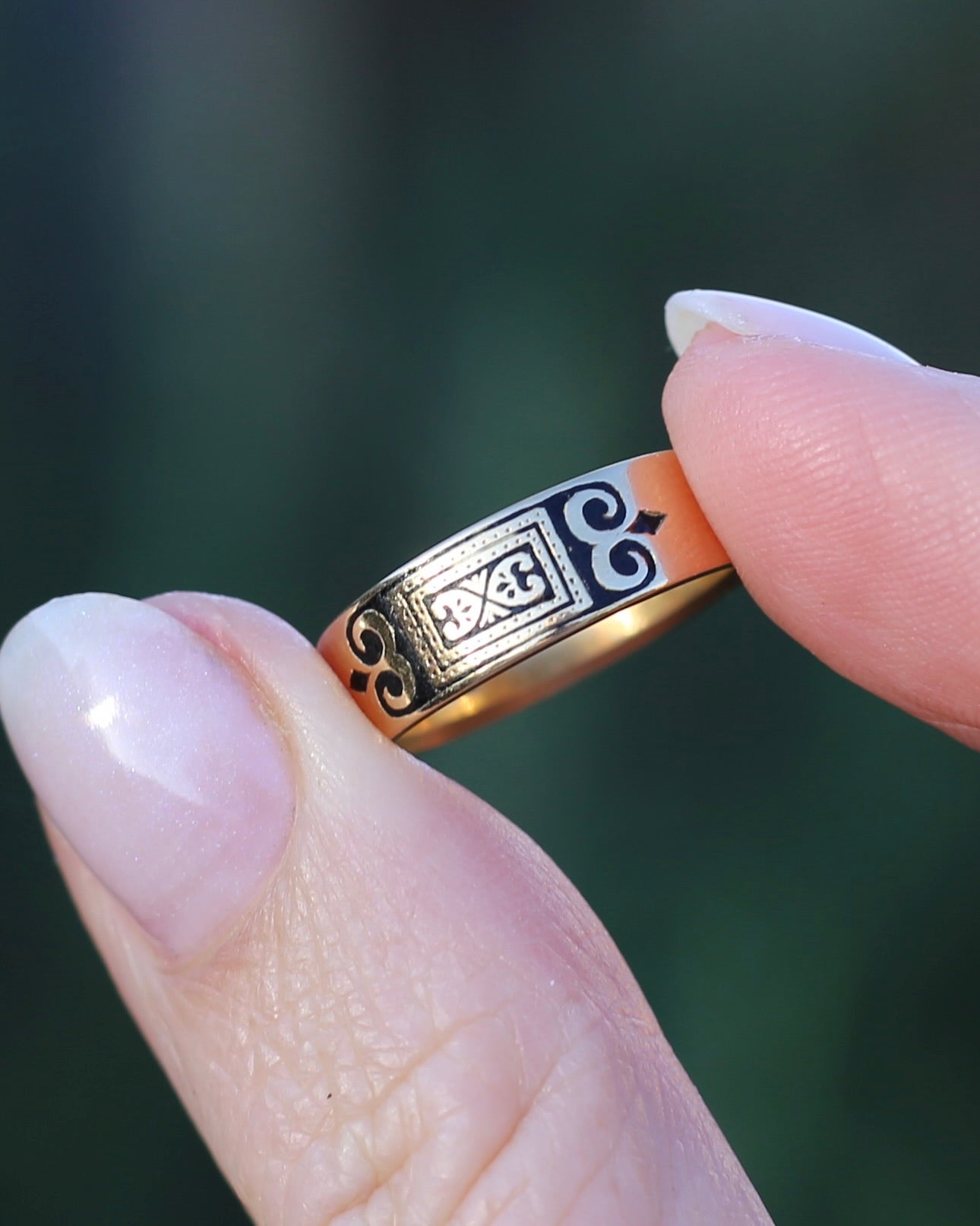 Antique Early Australian J. M. Wendt Enamel Set Band, 18ct Yellow Gold, size N or just over 6.5 (fits more like an M-M1/2 due to width)