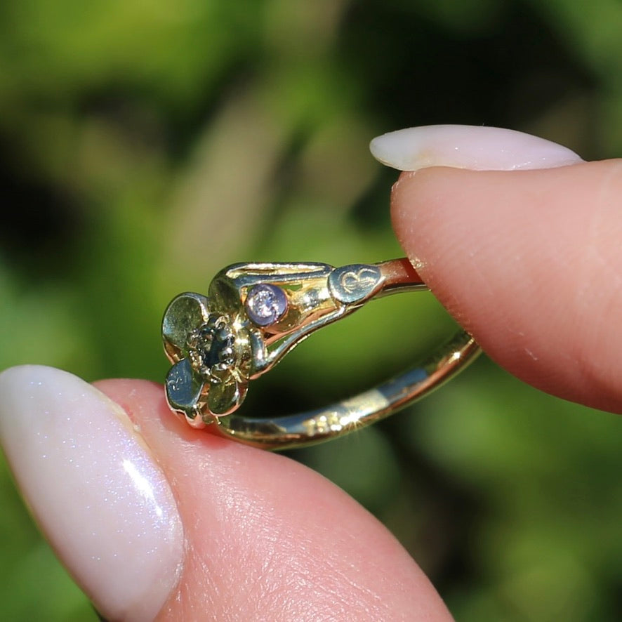 Unique Parti Sapphire and Diamond Flower Ring, 18ct Yellow Gold, size N or just over 6.5