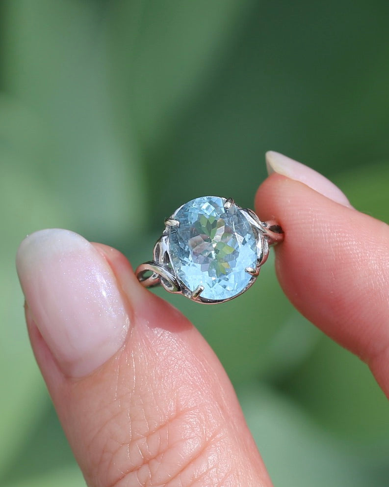 3.2ct Oval Natural Aquamarine in Celtic Inspired 18ct White Gold Ring, size L1/2 or 6, 3.11g