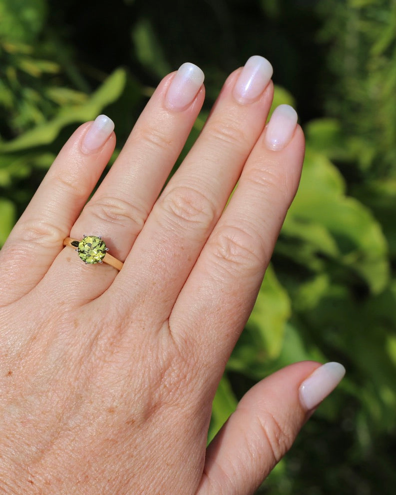 Breathtaking 2.59ct Natural Greenish Yellow Sapphire in Vintage 6 claw Mixed Metal 14ct Gold, 14ct White and Yellow Gold, size O or just over 7, 3.61g, with valuation