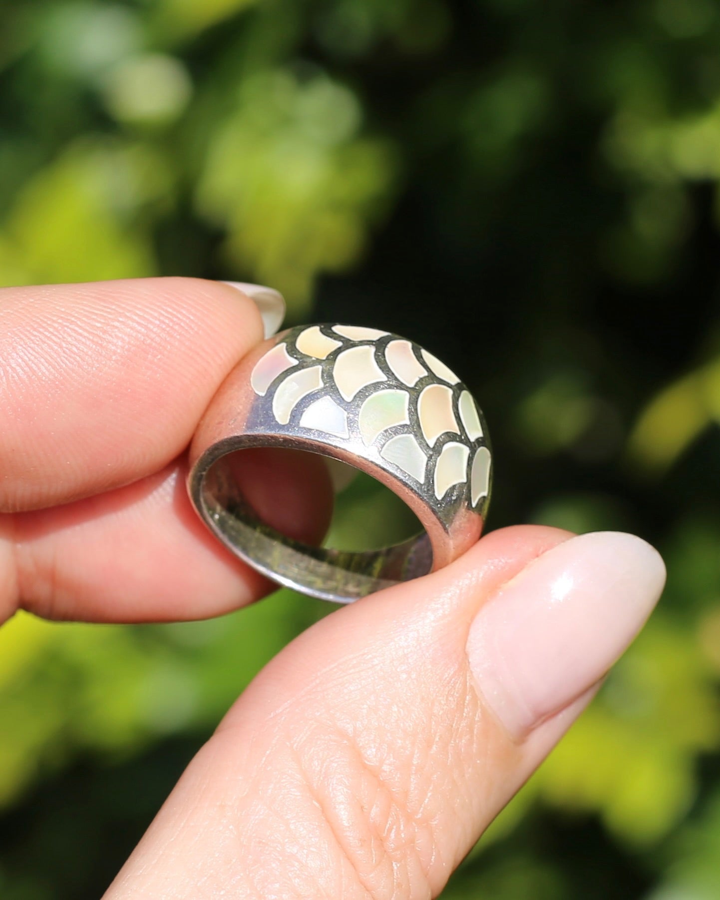 Mother of Pearl Inlaid Mermaid Scale Silver Ring, 8.8g, size P1/2 or 7.75