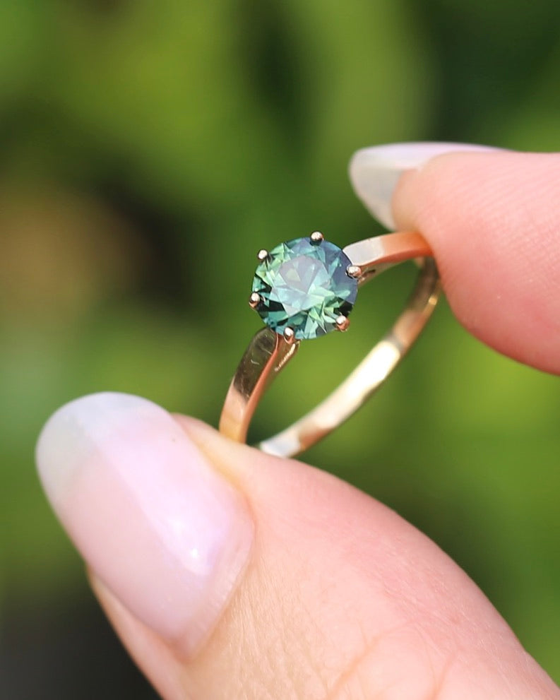 1.36ct Teal Parti Sapphire in Vintage 6 Claw 14ct Yellow Gold Ring, size O or 7.25, 1.96g, with valuation