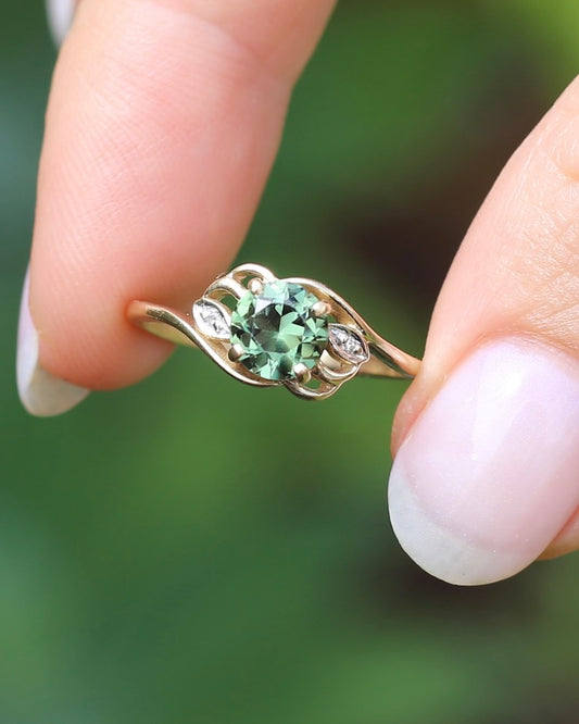 Green Sapphire with Diamond Set Side Stones Ring, 9ct Yellow Gold, size O1/2 or 7.5, 2.07g