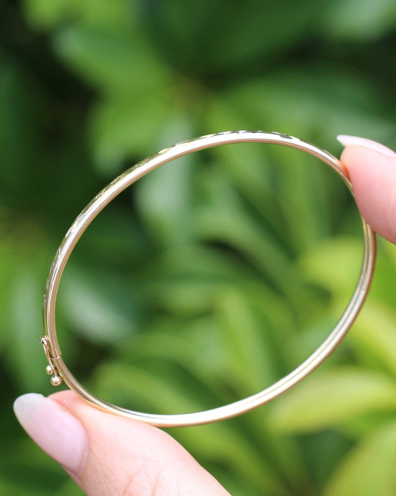 Decorative Engraved Oval 9ct Coil Bangle with Safety Clasp, British Made, 9ct Yellow Gold,4.41g