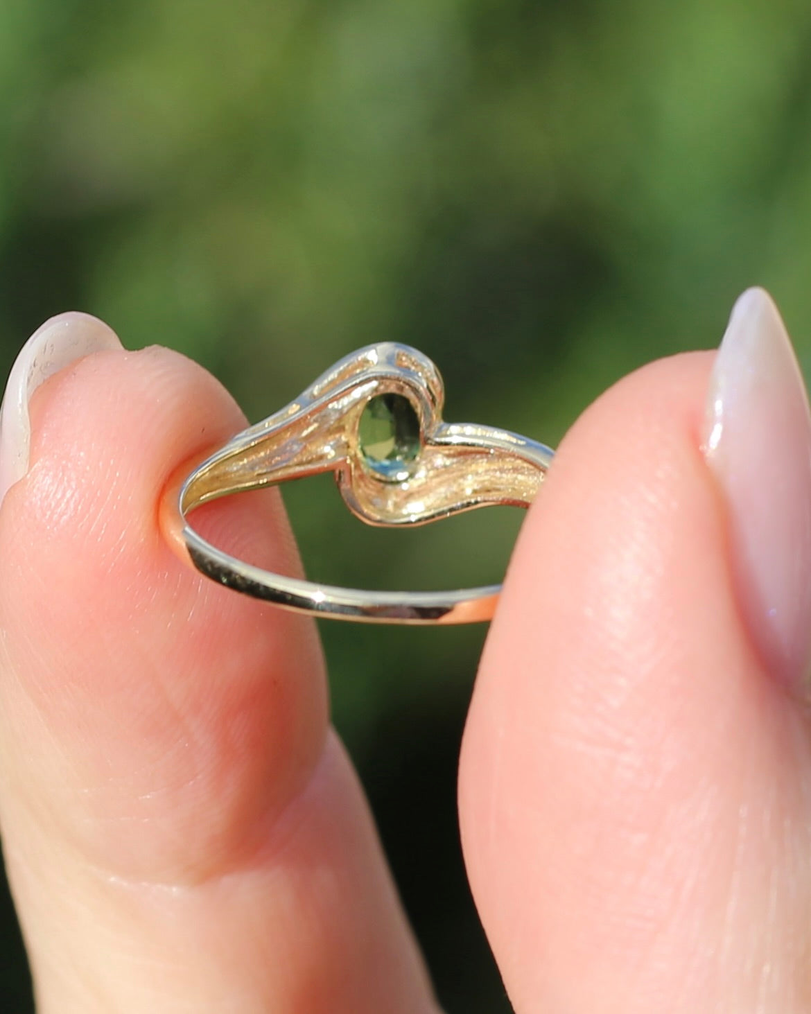 0.6ct Oval Green Australian Sapphire Ring, 10ct Yellow Gold, size N or 6.75, 1.56g