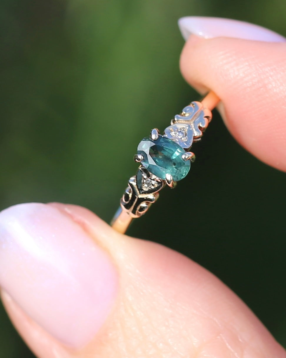 0.5ct Natural Green Parti Sapphire with Diamond Set Heart & Leaf Shoulders, 9ct Yellow Gold, size O1/2 or 7.5, 1.44g