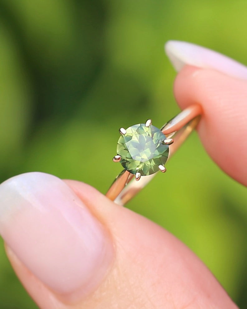 1.38ct Deep Yellowish Green Sapphire 6 Claw Ring, 14ct Yellow Gold, size 7 or just under O, 1.62g, with valuation
