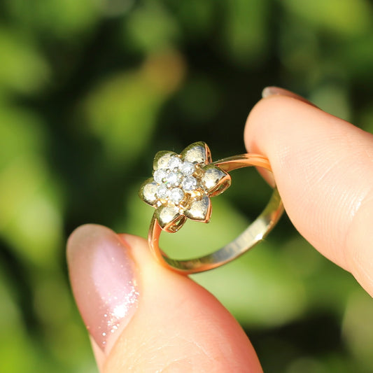 18ct Gold Flower with Diamond Stamens, 18ct Yellow Gold, size O or just over 7