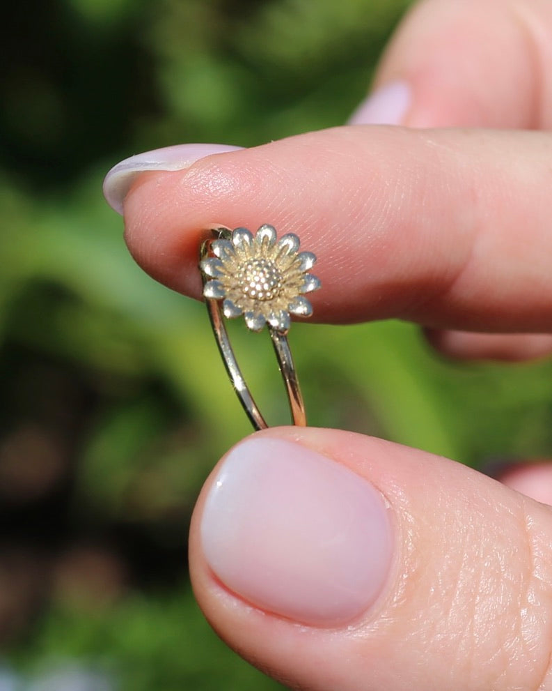 Dainty Sunflower Ring in 9ct Yellow Gold, size N1/2 or 7, 1.04g
