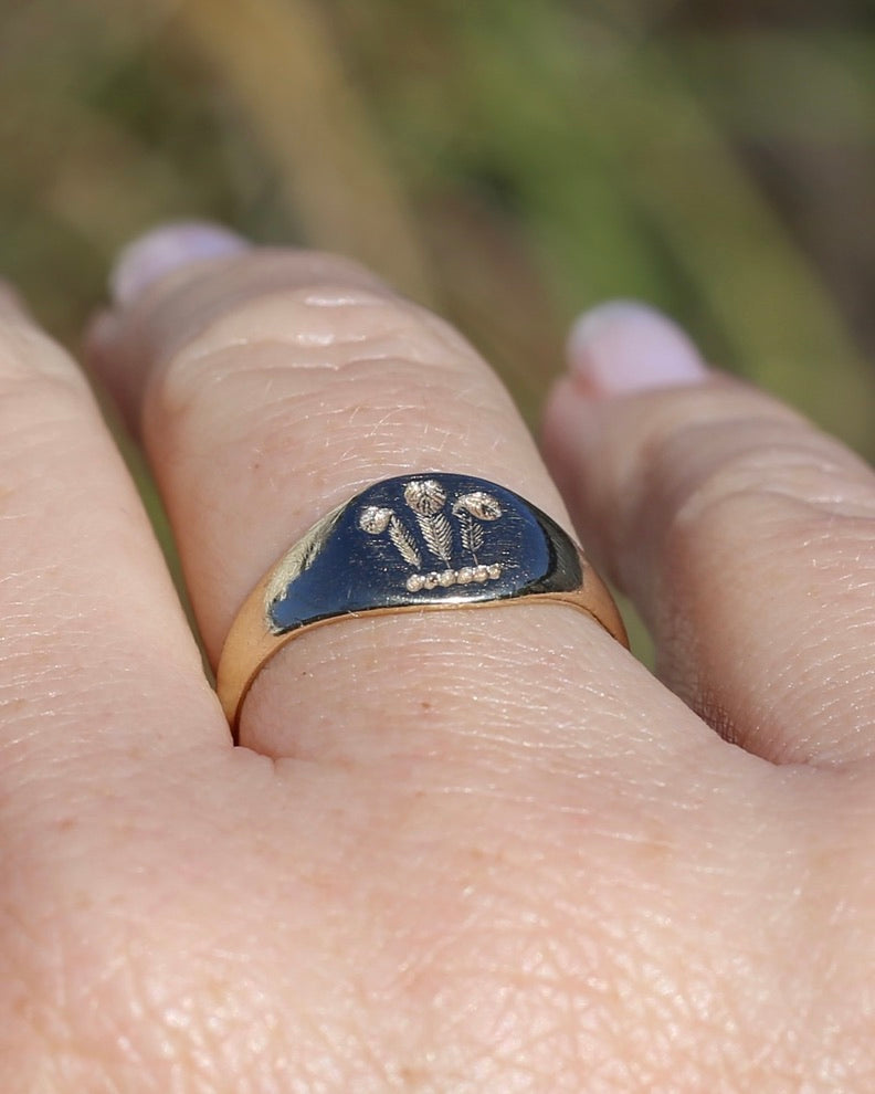 1984 Made Hand Carved Welsh Feather Signet Ring, 9ct Yellow Gold, size Q or just over 8, 2.45g