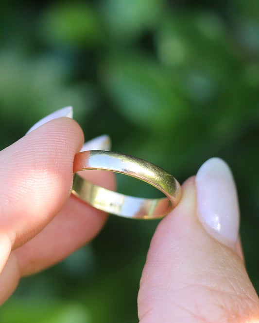 Vintage 3.7mm Half Round Wedder Ring, size R 1/2 or just over 8.75- fits more like Q1/2 or 8.5, 2.6g