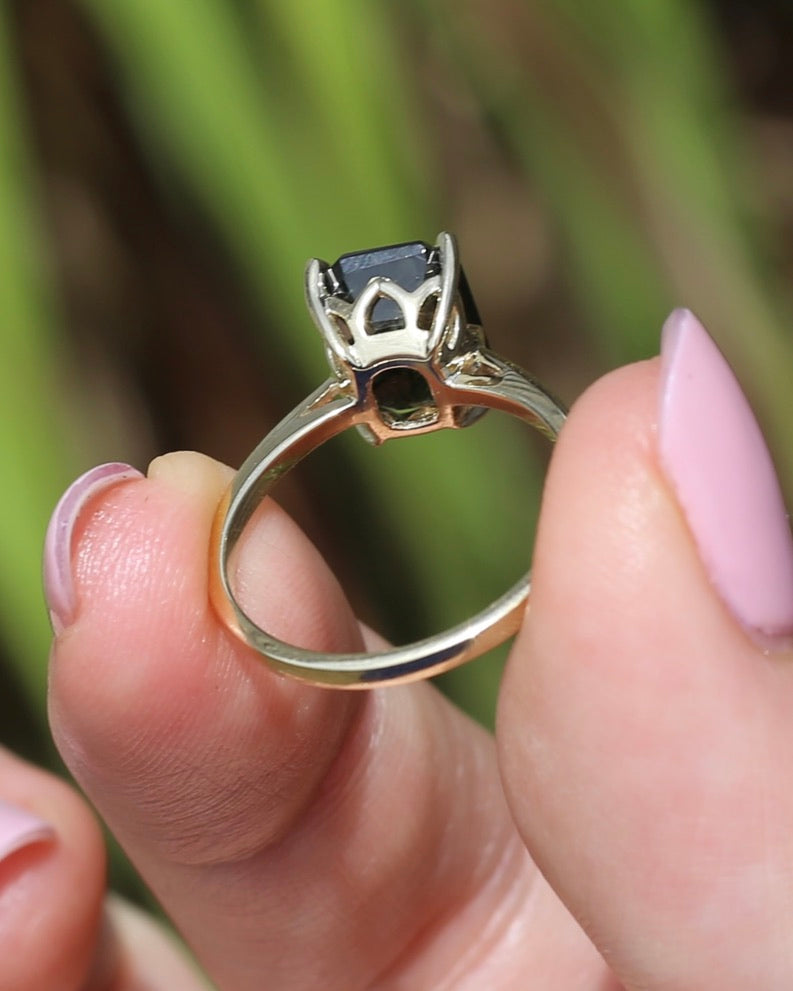 Unique Emerald Cut Ludwigite Peridot Ring, 4 claw, 9ct Yellow Gold, size O or 7.25, 2.87g