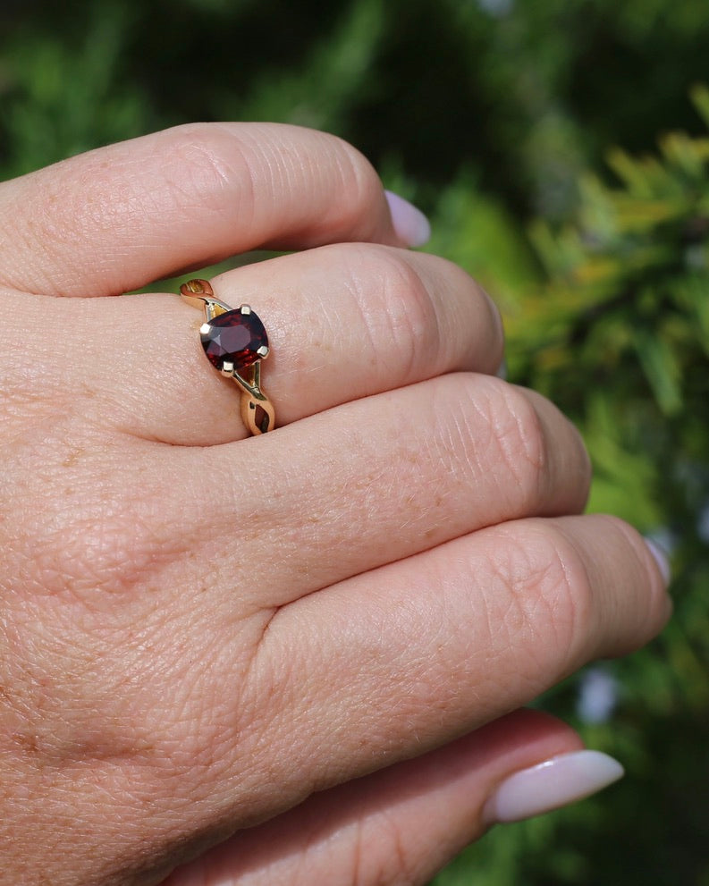 1.35ct Cushion Cut Deep Red Natural Spinel, 18ct Yellow Gold, size M1/2 or just under 6.5, 3.75g