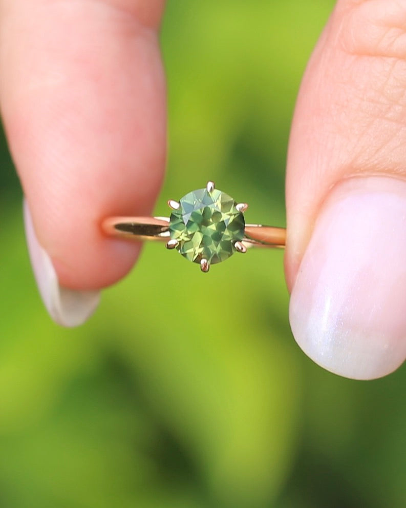 1.38ct Deep Yellowish Green Sapphire 6 Claw Ring, 14ct Yellow Gold, size 7 or just under O, 1.62g, with valuation