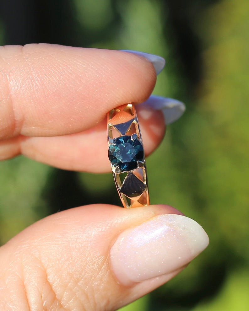 1ct Natural Teal Australian Sapphire in Hand Carved 14ct Rosey Gold Ring, size M or 6.25, 3.14g