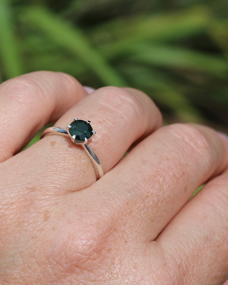 1.1ct Tsavorite Green Garnet in 6 Claw Solitaire Ring, Sterling Silver, size N or 6.75, 1.85g