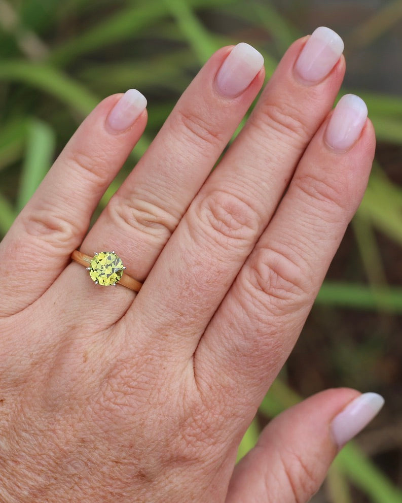 Breathtaking 2.59ct Natural Greenish Yellow Sapphire in Vintage 6 claw Mixed Metal 14ct Gold, 14ct White and Yellow Gold, size O or just over 7, 3.61g, with valuation