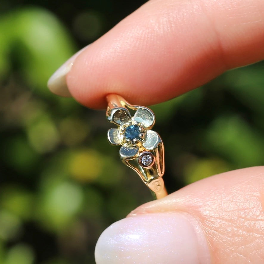 Unique Parti Sapphire and Diamond Flower Ring, 18ct Yellow Gold, size N or just over 6.5