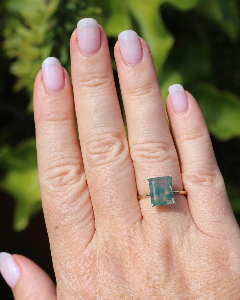 3.7ct Emerald Cut Moss Agate Ring, 9ct Yellow Gold, size Q1/2 or 8.25, 3.0g