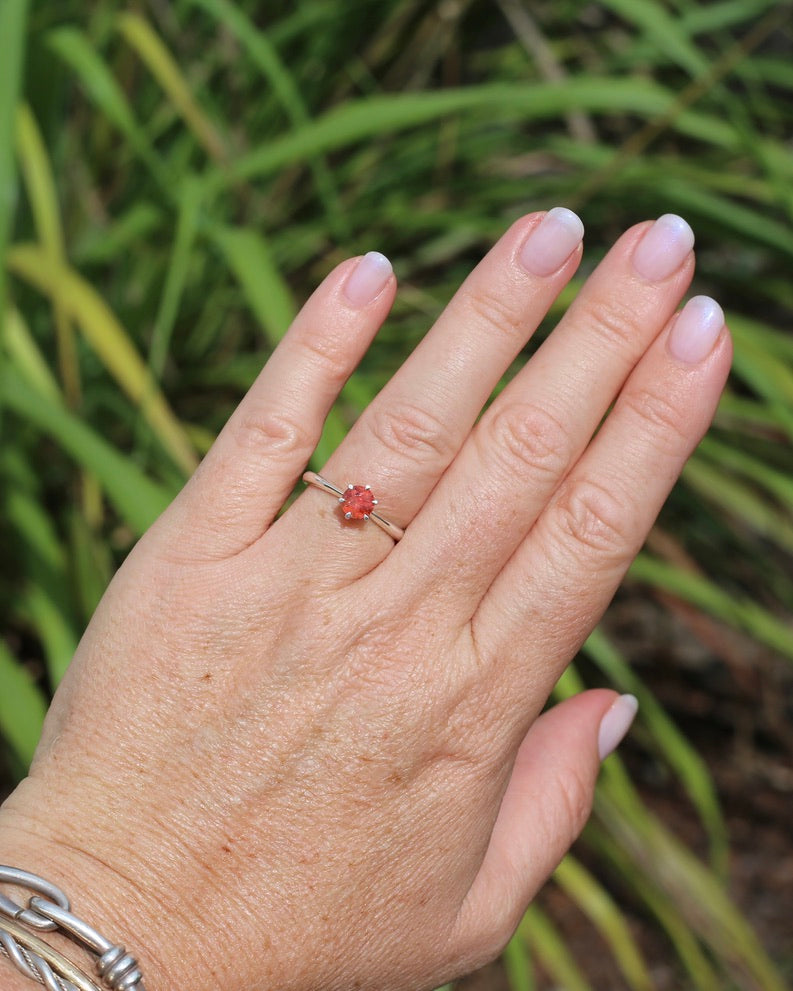 0.9ct Peach Spinel in 6 Claw Solitaire Ring, Sterling Silver, size Q1/2 or 8.25, 1.94g