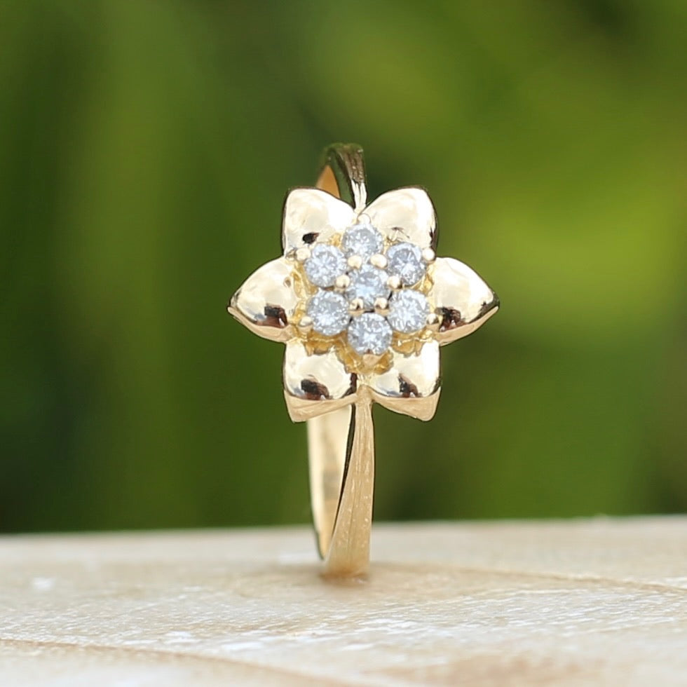 18ct Gold Flower with Diamond Stamens, 18ct Yellow Gold, size O or just over 7