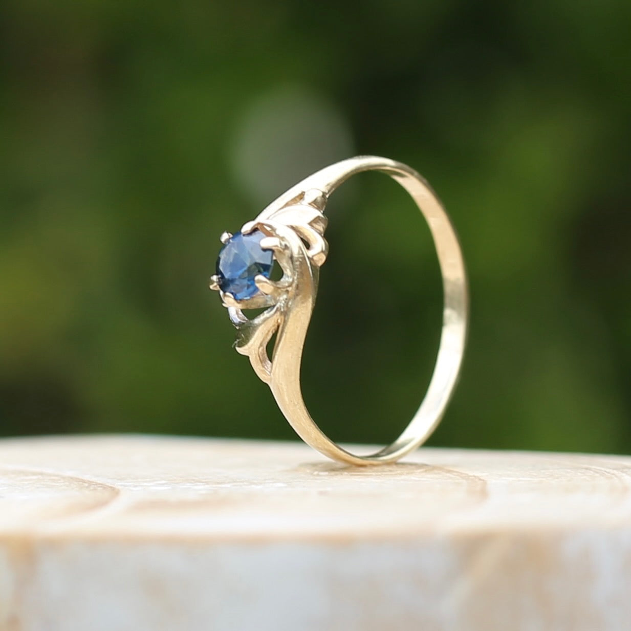 Peacock Parti Sapphire Ring, 9ct Yellow Gold, size 10 or U