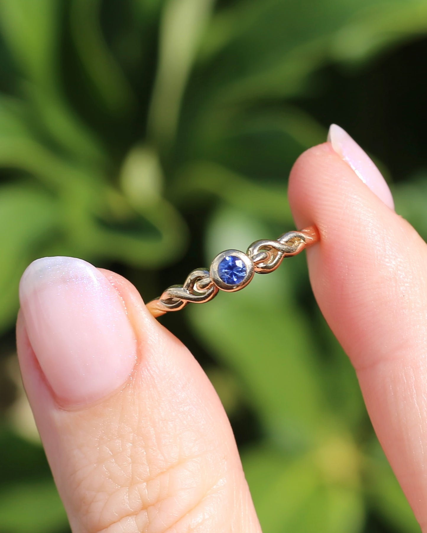 Bezel Set Bright Blue Sapphire Ring with Twisted Rope Shoulder Details, size 9.5 or just over S1/2, 1.76g