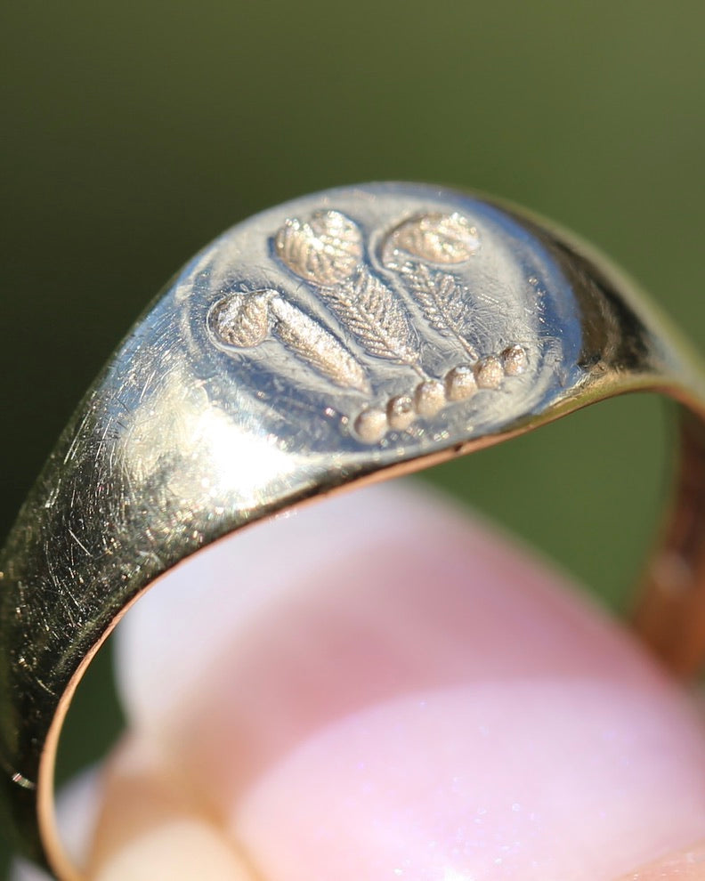 1984 Made Hand Carved Welsh Feather Signet Ring, 9ct Yellow Gold, size Q or just over 8, 2.45g