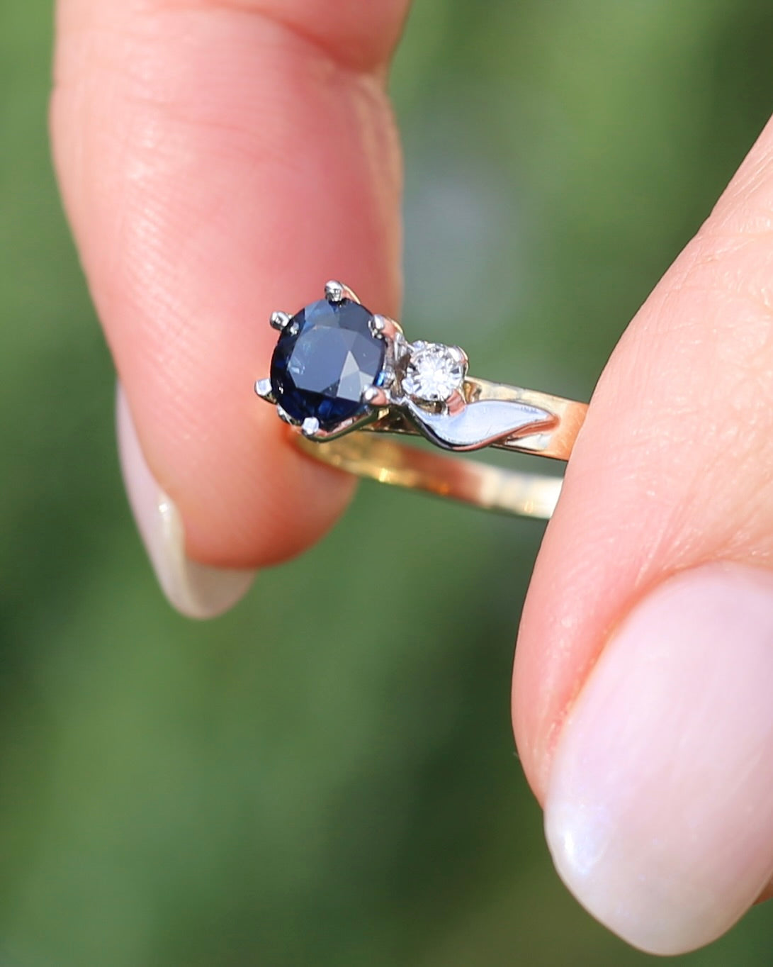 1ct Dark Blue Natural Sapphire with White Side Stones, 9ct Yellow and White Gold, size 9 or S, 2.23g