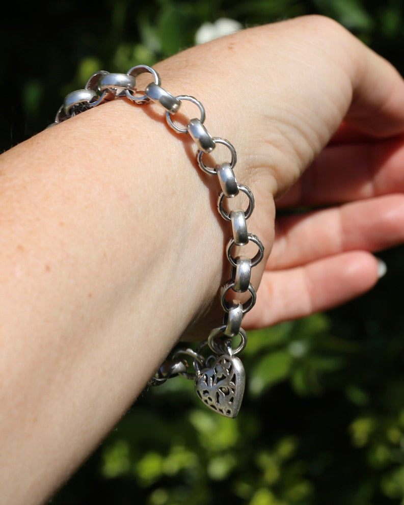 Alternating Plain and Patterened Belcher Bracelet with Filigree Heart Padlock, 19.2g