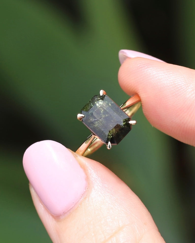 Unique Emerald Cut Ludwigite Peridot Ring, 4 claw, 9ct Yellow Gold, size O or 7.25, 2.87g