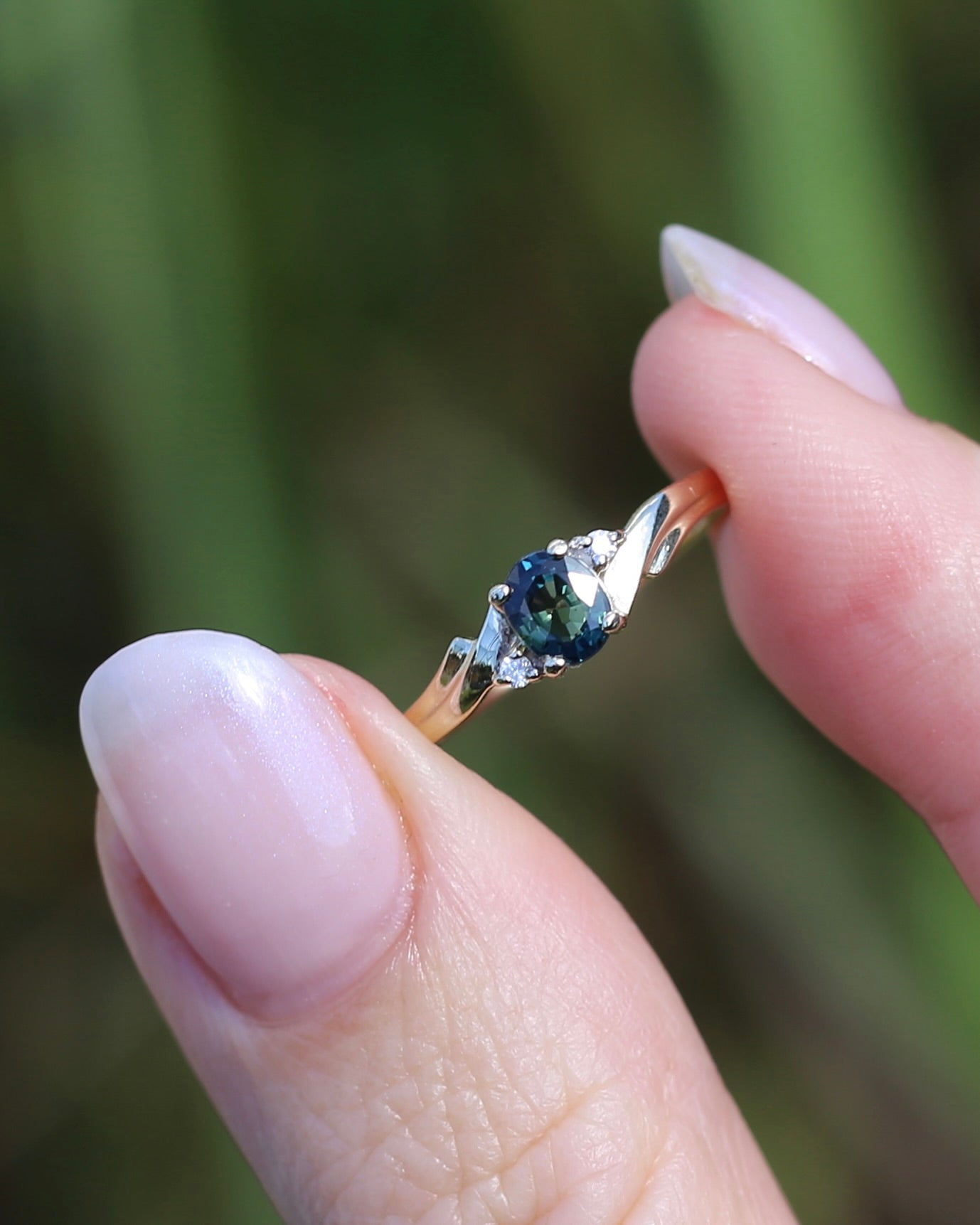 0.5ct Parti Sapphire with Diamond Side Stones, 9ct Yellow Gold, size O or 7.25, 1.48g