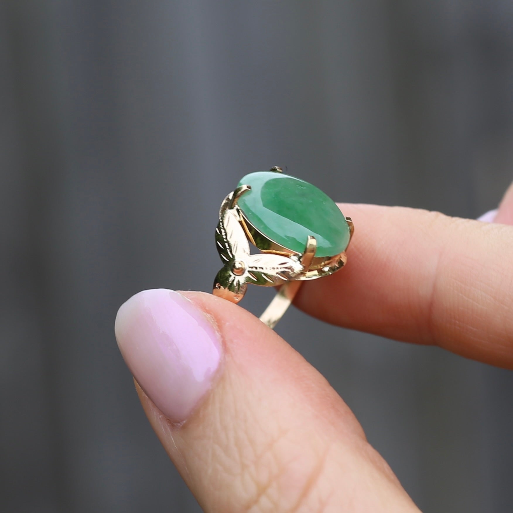 Gold ring deals with jade stone