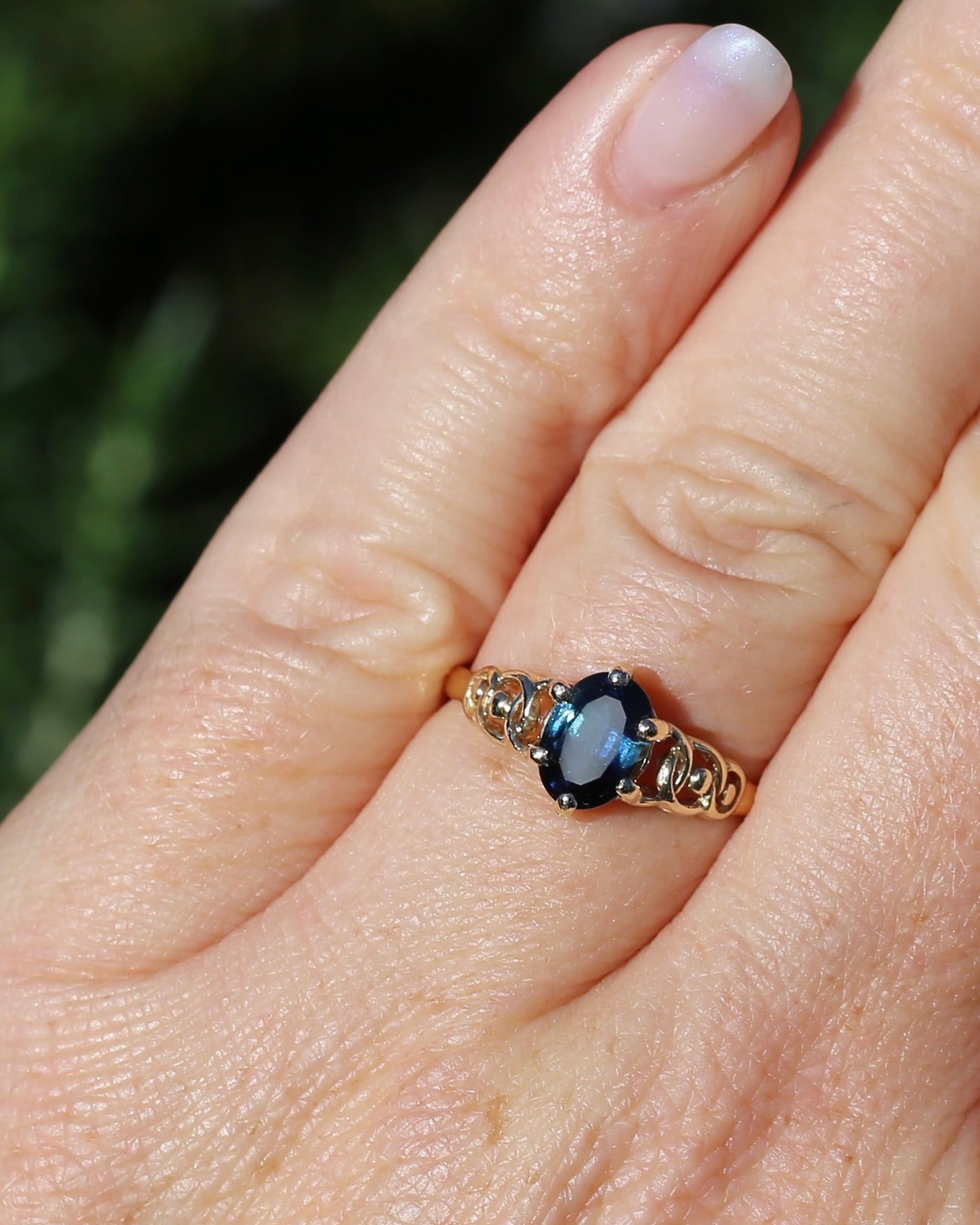1.5ct Natural Australian Sapphire in 6 Claw Set Ring with Rope Detail Shoulders, 9ct Yellow Gold, size 8 or Q, 1.79g