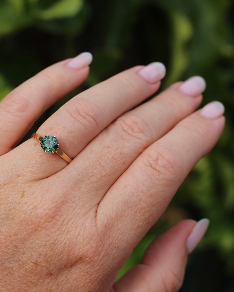1.36ct Teal Parti Sapphire in Vintage 6 Claw 14ct Yellow Gold Ring, size O or 7.25, 1.96g, with valuation