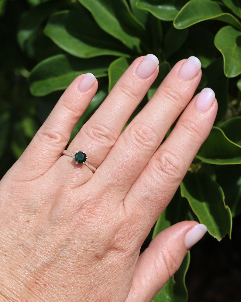 1.1ct Tsavorite Green Garnet in 6 Claw Solitaire Ring, Sterling Silver, size N or 6.75, 1.85g