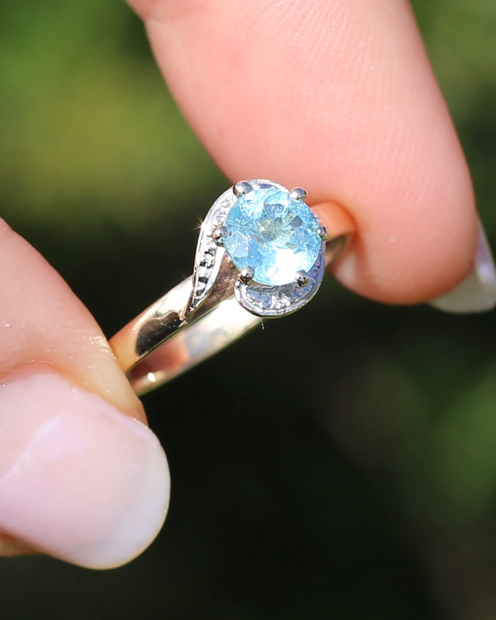 0.85ct Apatite Solitaire in Mixed Metal Solitaire, 9ct Yellow and White Gold, size 7.5 or just over O1/2, 2.1g