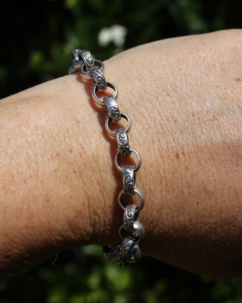 Alternating Plain and Patterened Belcher Bracelet with Filigree Heart Padlock, 19.2g