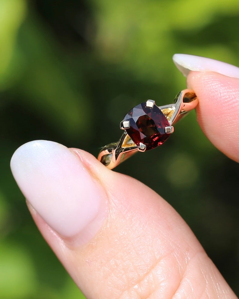 1.35ct Cushion Cut Deep Red Natural Spinel, 18ct Yellow Gold, size M1/2 or just under 6.5, 3.75g