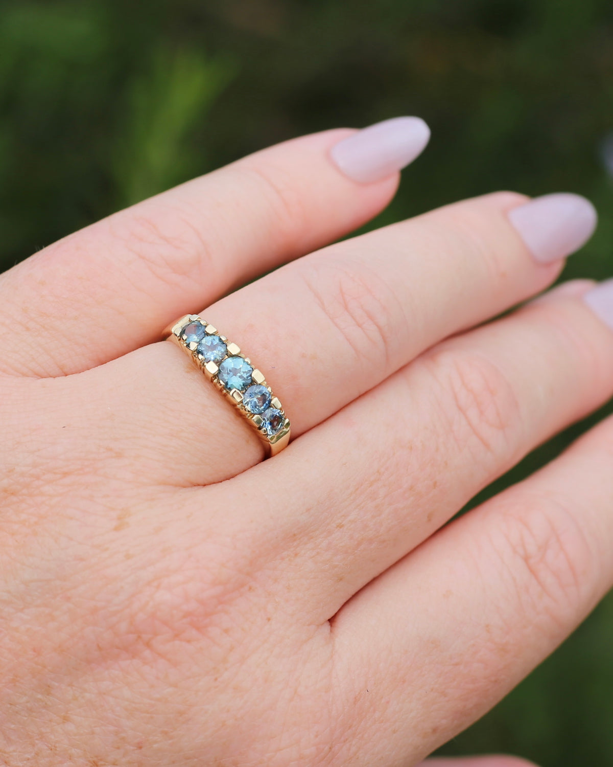 1.15ct Blue and Yellow Parti Sapphire Five Stone Ring in Angular Settings, 9ct Yellow Gold, size O or 7.25, 2.78g