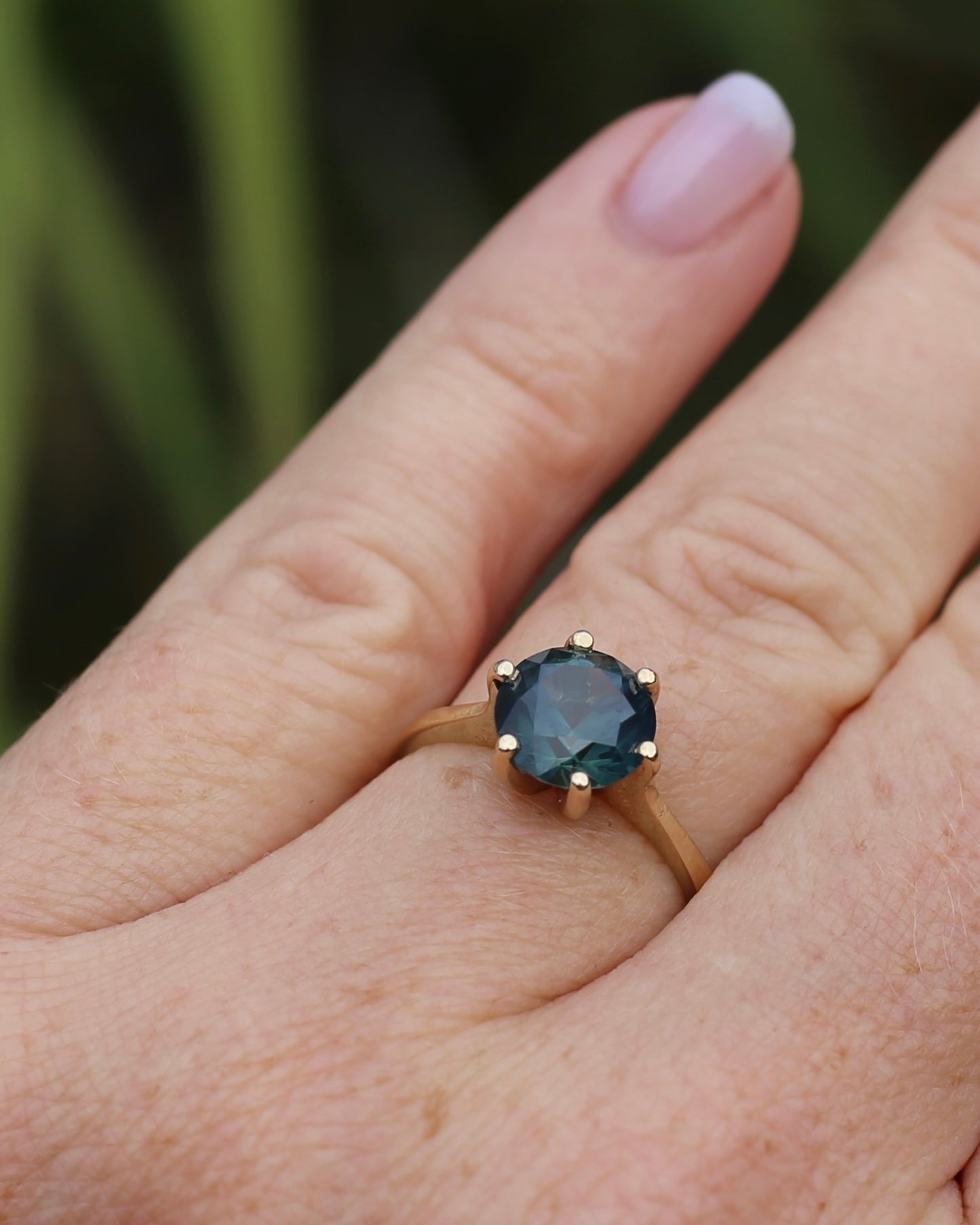 2.95ct Unheated Parti Sapphire Solitaire, 9ct Yellow Gold, size O or 7.5, 3.05g