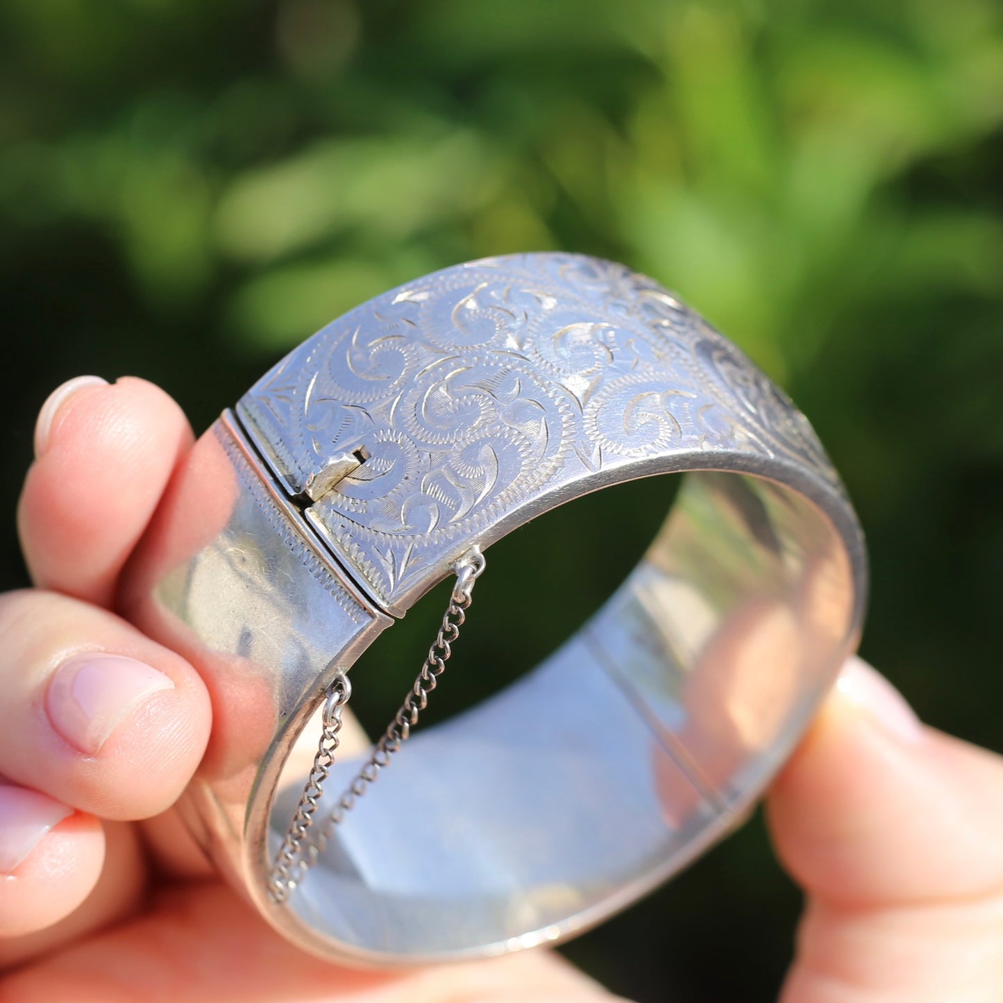 Vintage Hinged New Zealand Engraved Silver Hollow Bangle, Leaf or Fern Design, 25.75mm, 39.5g