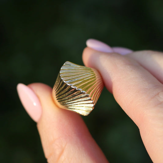 Mid Century Modernist 14ct Gold Sculptured Shell or Fan Ring, size R or 8.5 (maybe fits a bit bigger)