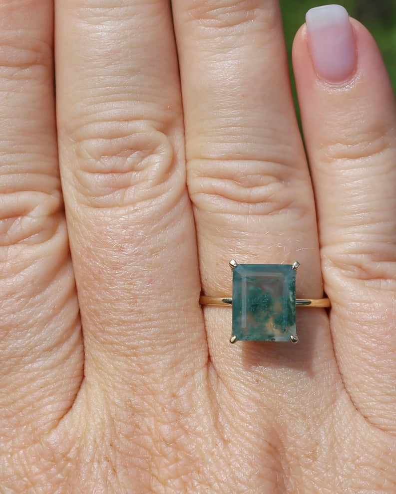 3.7ct Emerald Cut Moss Agate Ring, 9ct Yellow Gold, size Q1/2 or 8.25, 3.0g
