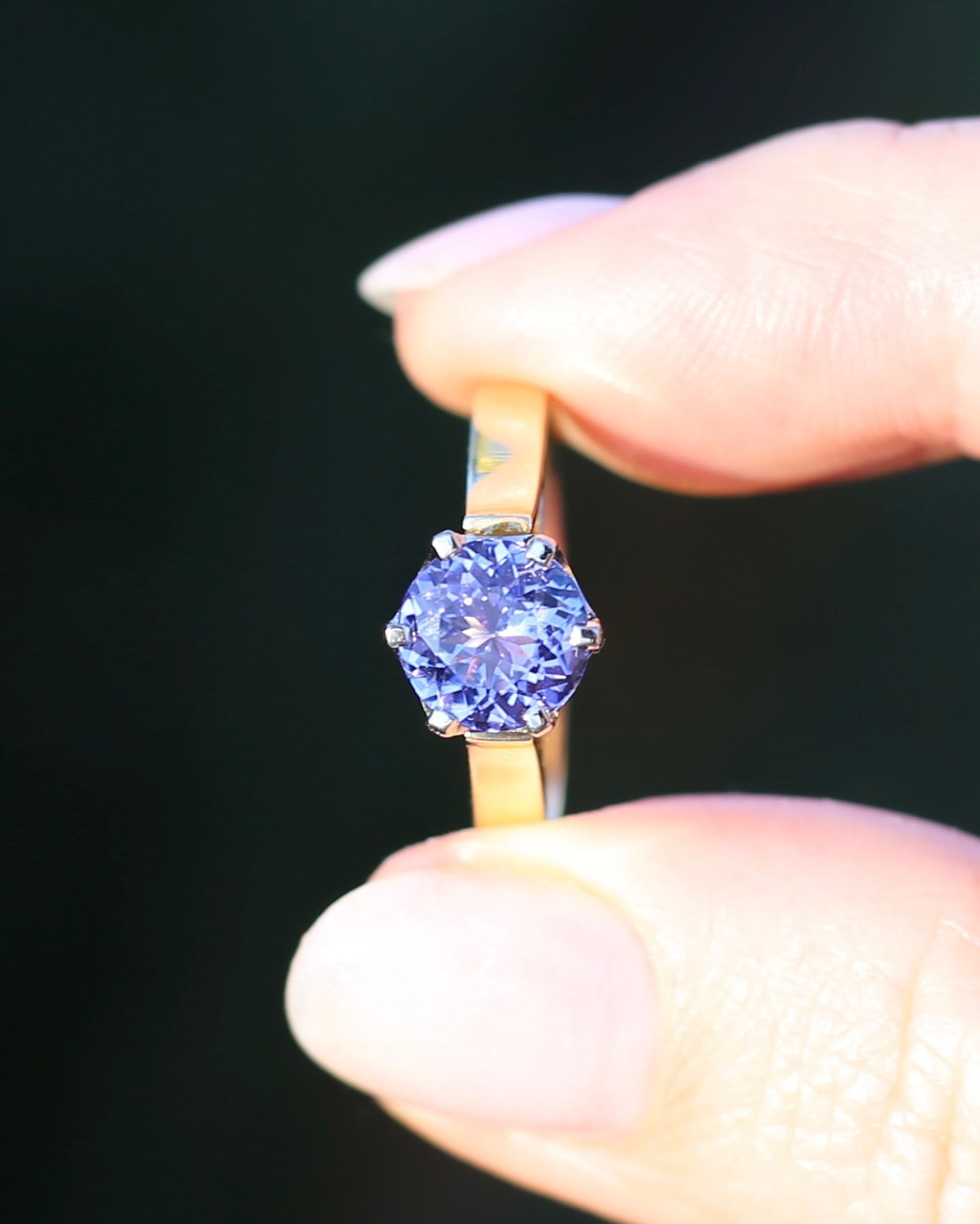 1.65ct Tanzanite in Vintage Mixed Metal 9ct White & Yellow Gold Ring, size Q1/2 or 8.25
