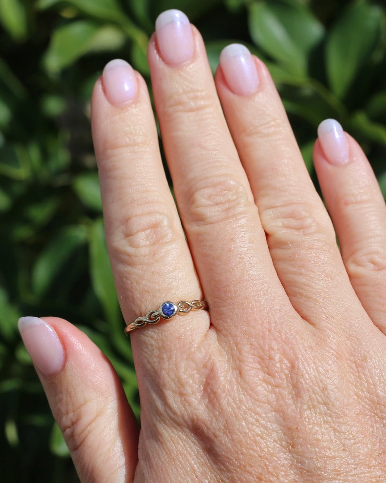 Bezel Set Bright Blue Sapphire Ring with Twisted Rope Shoulder Details, size 9.5 or just over S1/2, 1.76g