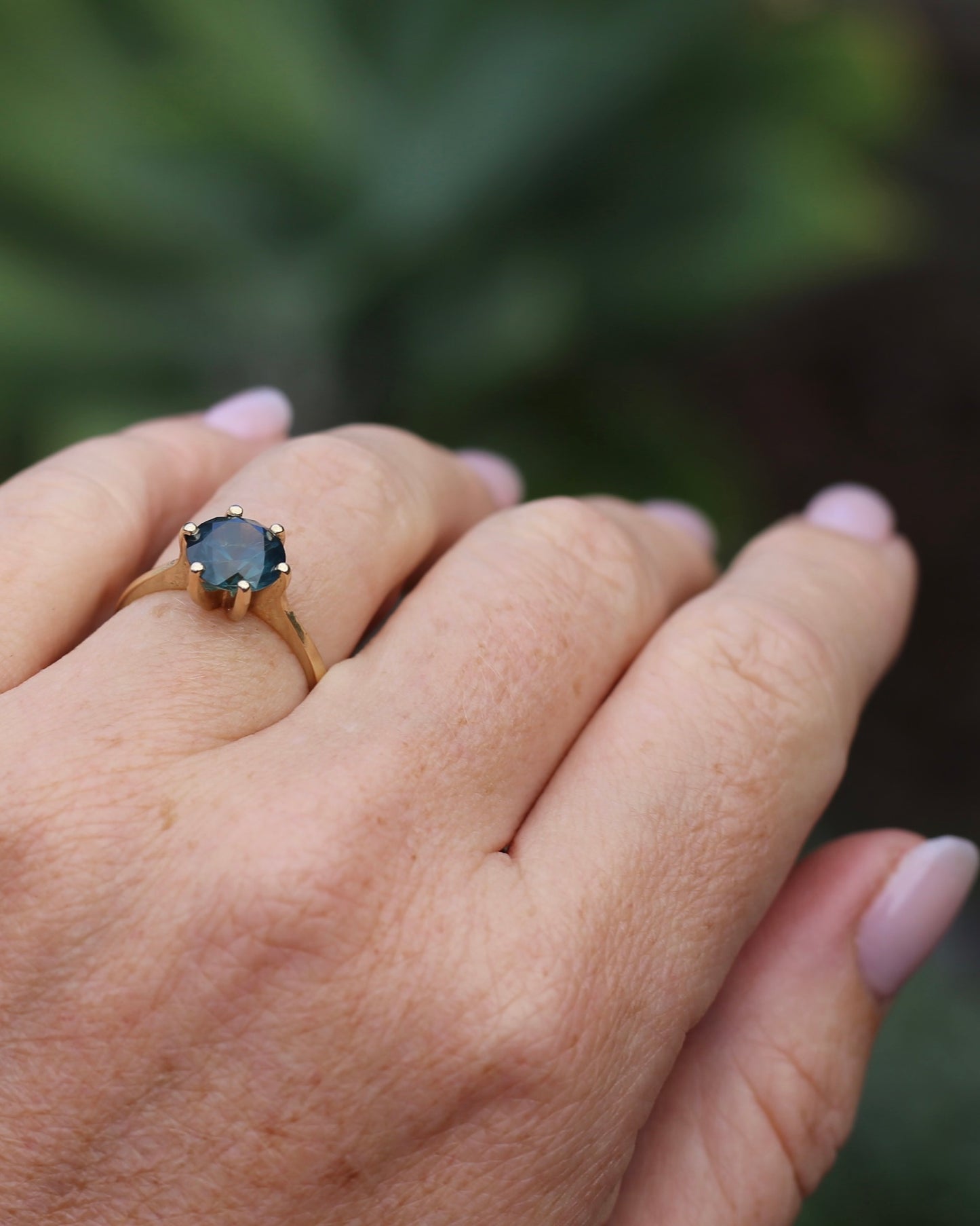 2.95ct Unheated Parti Sapphire Solitaire, 9ct Yellow Gold, size O or 7.5, 3.05g