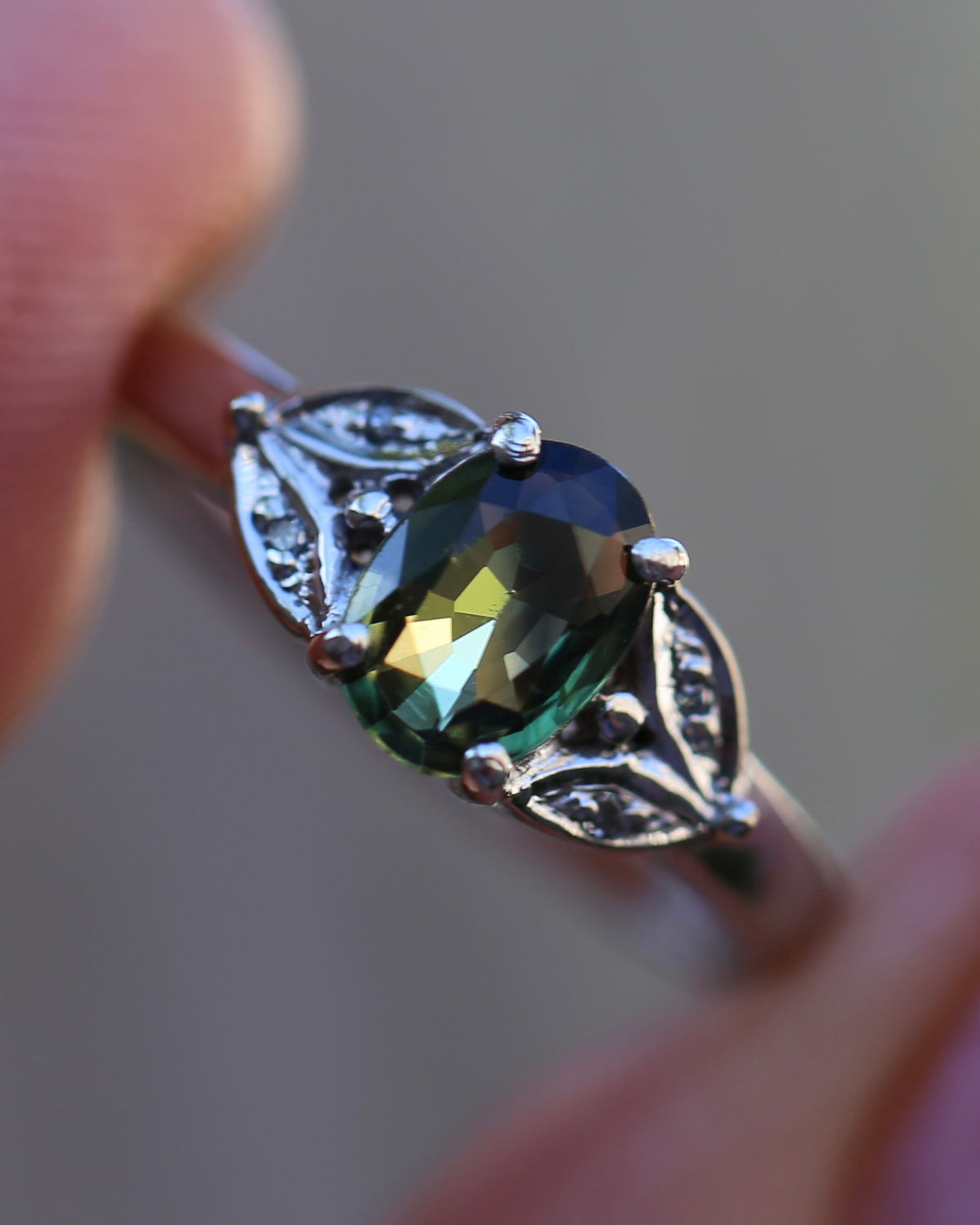 0.8ct Parti Sapphire and Single Cut Diamond Ring, 9ct White Gold, size N or just over 6.5, 2.00g